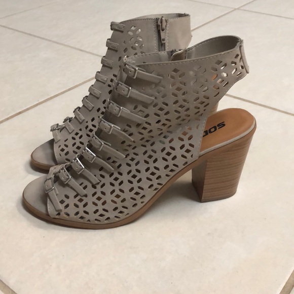 Neutral light grey/bone Chunky Heels with buckles - Picture 5 of 7